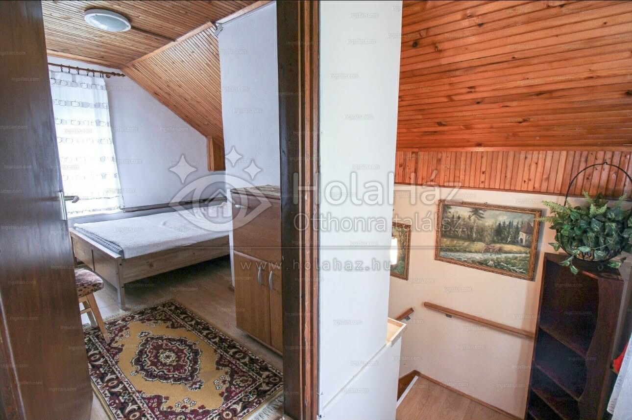 Tetőtéri hálószoba és lépcsőház