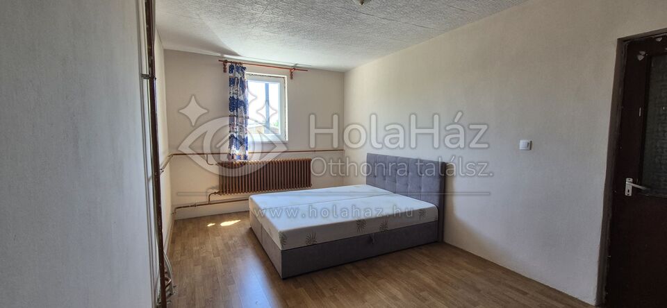 Hálószoba – Eladó 8 szoba + nappalis ház Hajdúsámsonban, 67 MFt