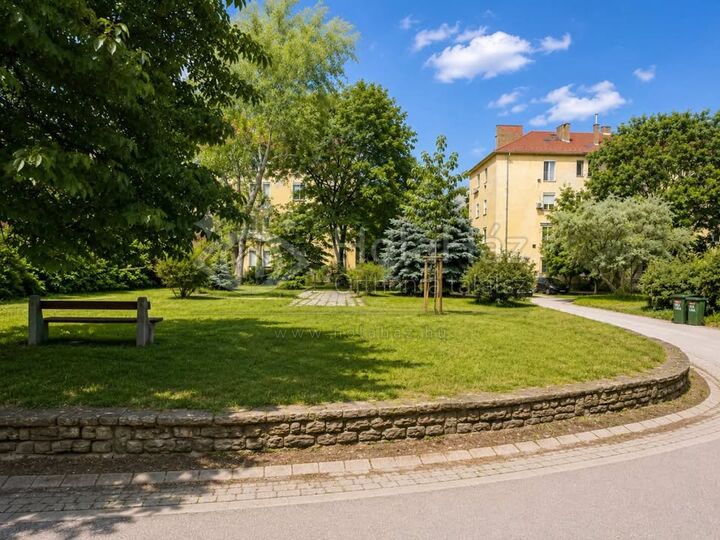 Udvar – Eladó 3 szobás társasházi lakás Budapesten, 76 MFt