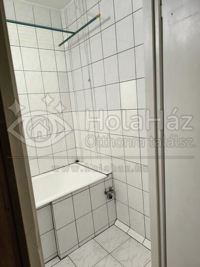 Zuhanyzó – Eladó 2 szoba + nappalis panel lakás Budapesten, 70 MFt