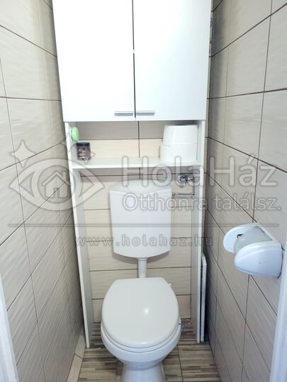 WC – Eladó 3 szoba + nappalis panel lakás Budapesten, 94 MFt