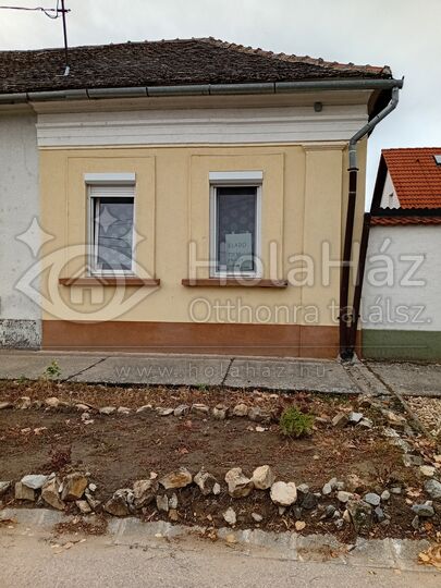 Homlokzat – Eladó 2 szobás ház Baján, 28 MFt
